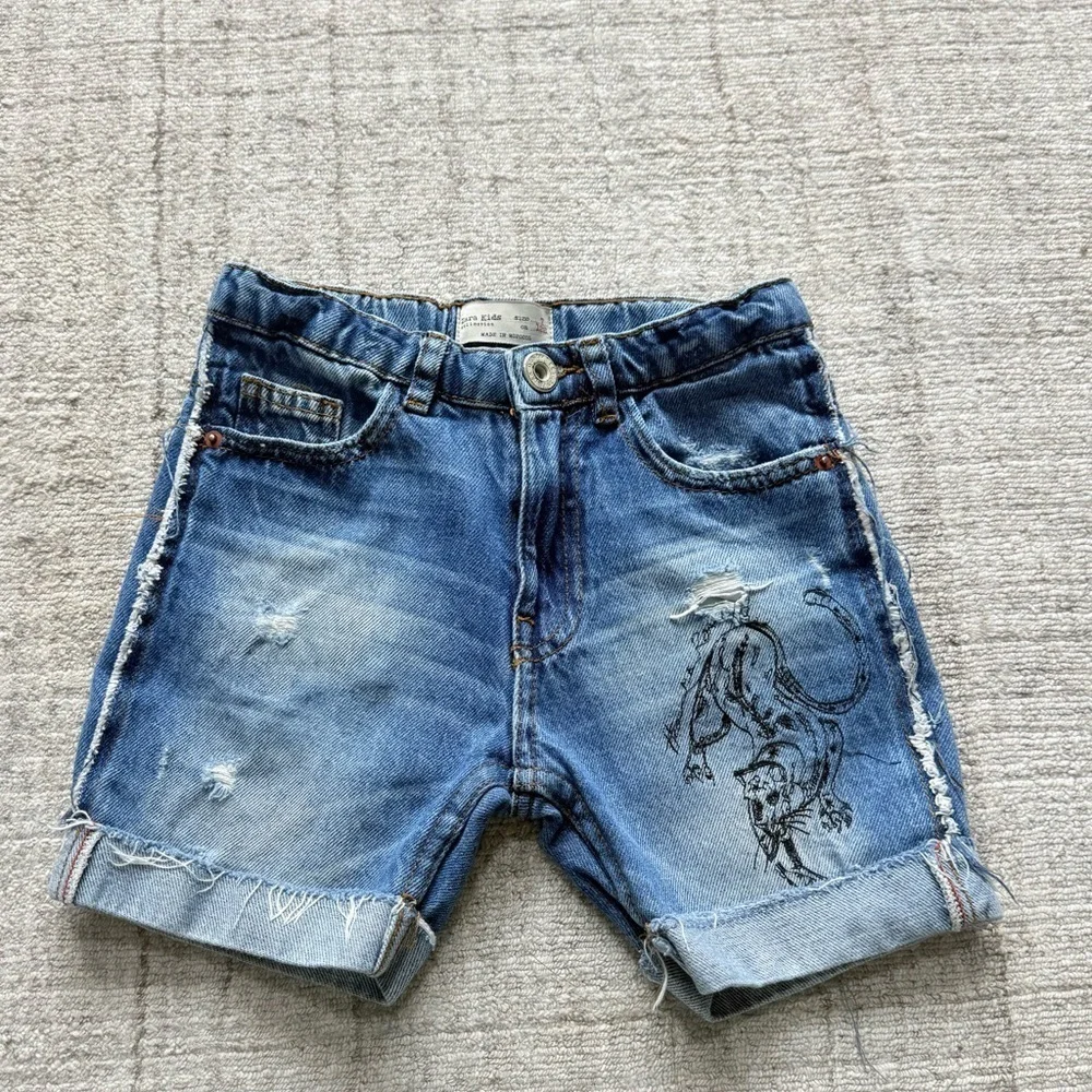 Zara Kids Girls 7 Blue Distressed Denim Lioness Hear me Roar Embroidered Shorts